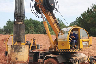 Custom-made crane bottom rotary drilling rig